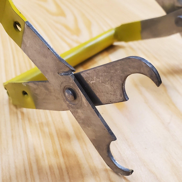 Metal Frame Grip with Pry Bar Hive Tool