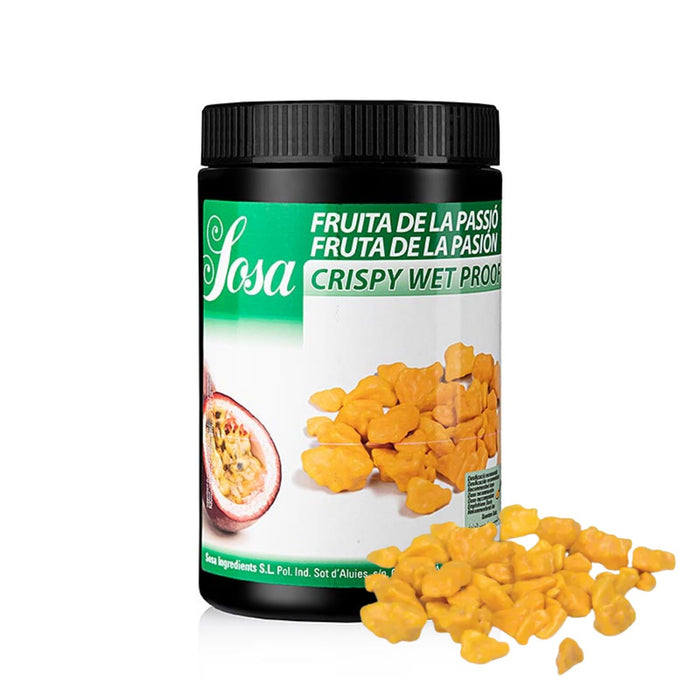 Sosa Passion Fruit Crispy Wetproof – 400g container with freeze-dried passion fruit pieces coated for moisture resistance, ideal for pastry and chocolate.