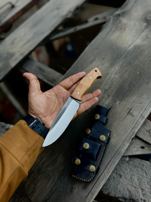 Handcrafted Hunting Knife – Walnut Wood or Black Micarta Handle | Full Tang with Leather Sheath