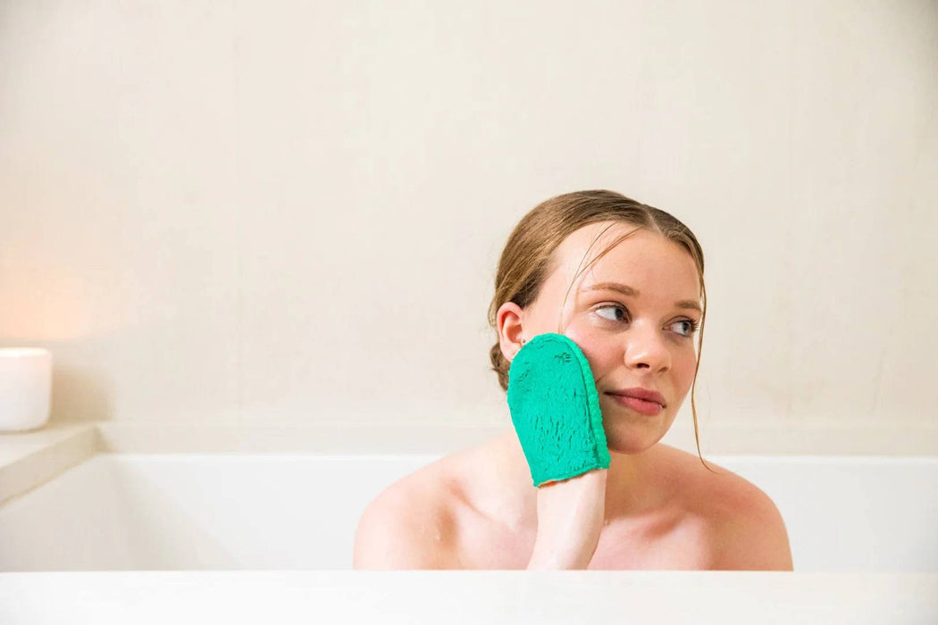 Cleanlogic Facial Mitt: Gentle Exfoliation for a Clear Complexion